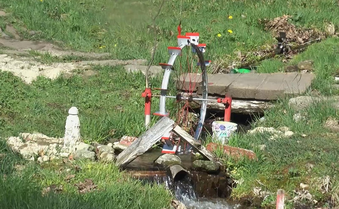 Житель Каменки 15 лет благоустраивает родник в Малиновом лесу